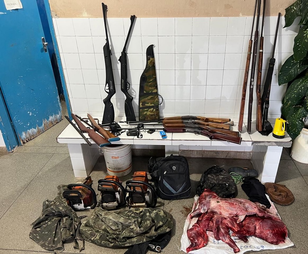 Armamento e objetos que eram utilizados por quadrilha de caçadores apreendidos por policiais ambientais da Cippa/Lençóis.
