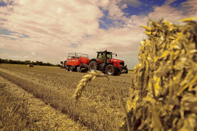 Em quatro anos, 242 municípios goianos receberam 824 máquinas e equipamentos