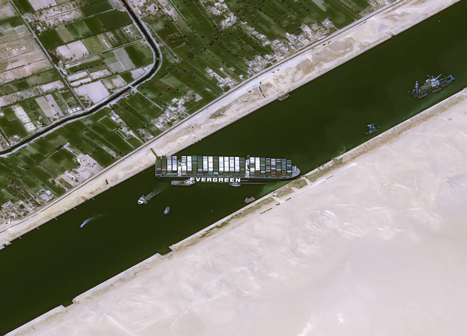 Navio encalhado Canal de Suez