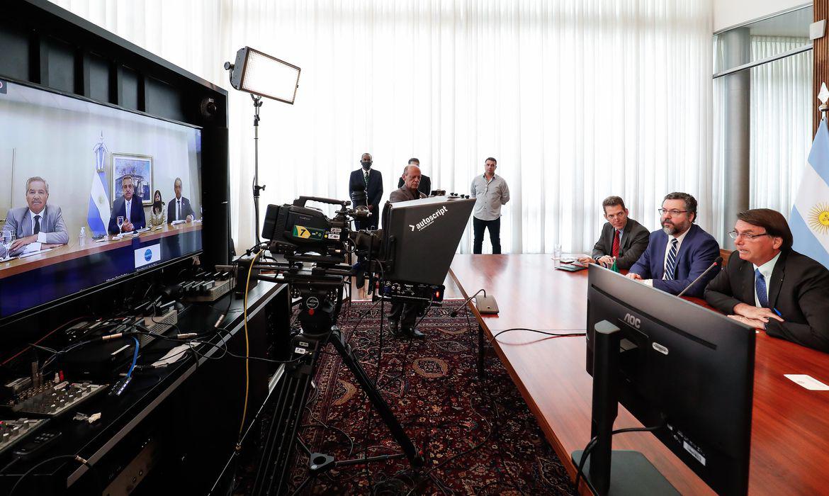 Presidenteo Bolsonaro em videoconferência com presidente argentino