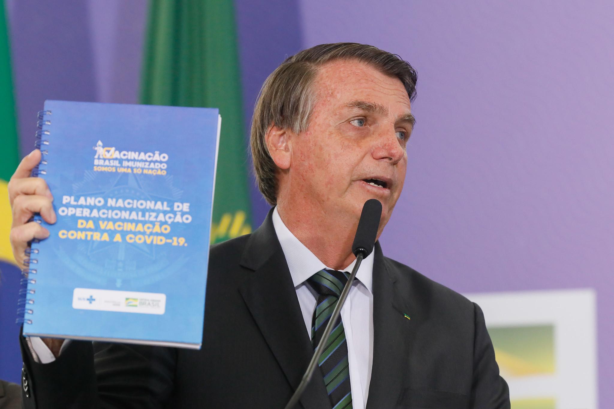 Presidente Jair Bolsonaro com plano de vacinação