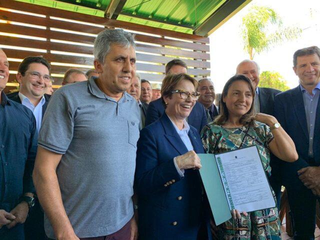 Tereza Cristina entrega títulos de posse