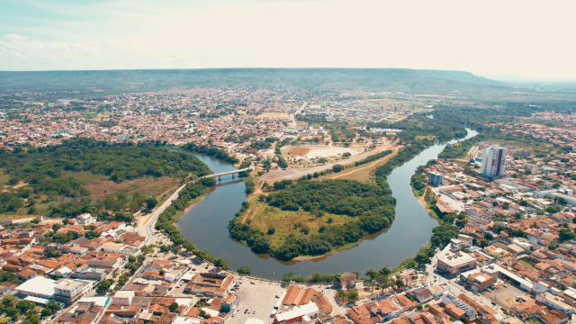 Imagem aérea da cidade de Barreiras, trecho cortado pelo Rio Grande