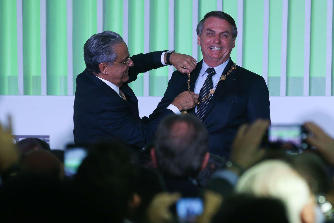 O presidente Jair Bolsonaro recebe o Grande Colar da Ordem do Mérito Industrial da CNI. Foto: Antonio Cruz/Agência Brasil