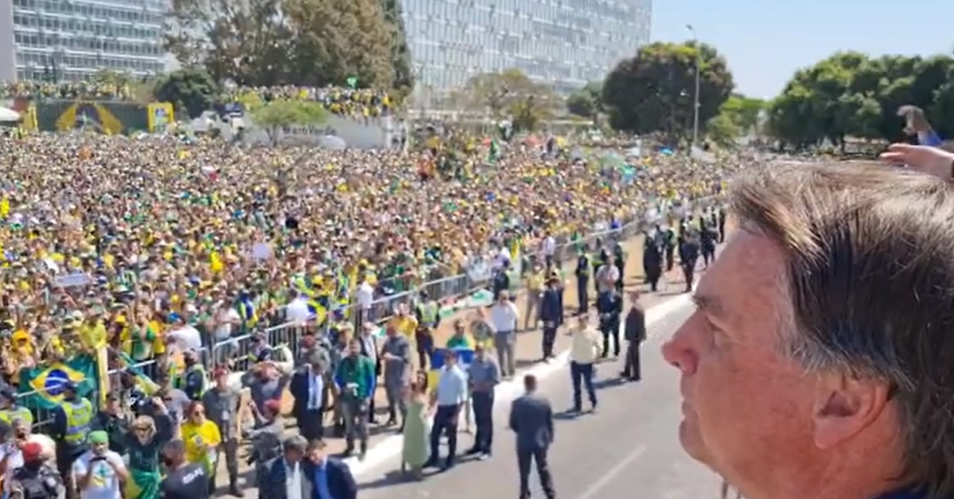 'O povo tem o poder de decidir o futuro da nação', diz Bolsonaro em Brasília