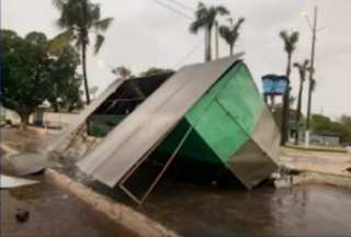 MS: temporal devasta propriedades e arranca cobertura de armazém