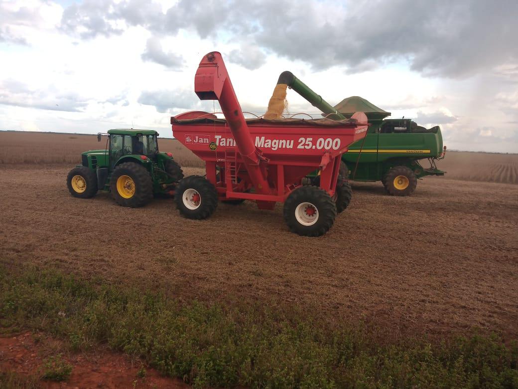 Colheita de soja em propriedade em Mato Grosso