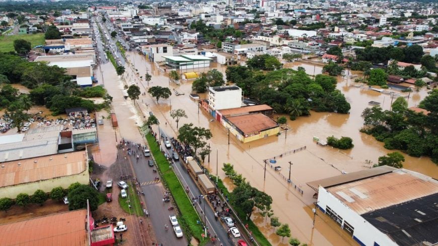 Excesso de chuva causa enchente em Cacoal, Rondônia