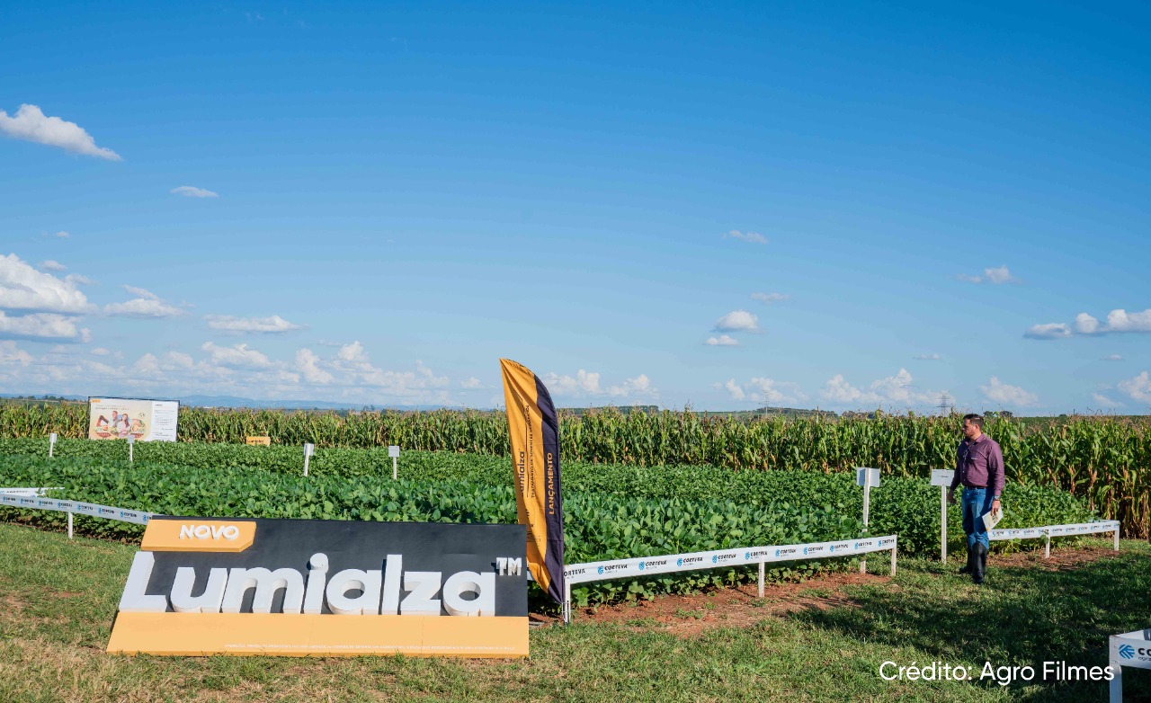 Conheça Lumialza™, o primeiro nematicida biológico para tratamento de sementes da Corteva. Proteja o futuro e a prosperidade do campo.