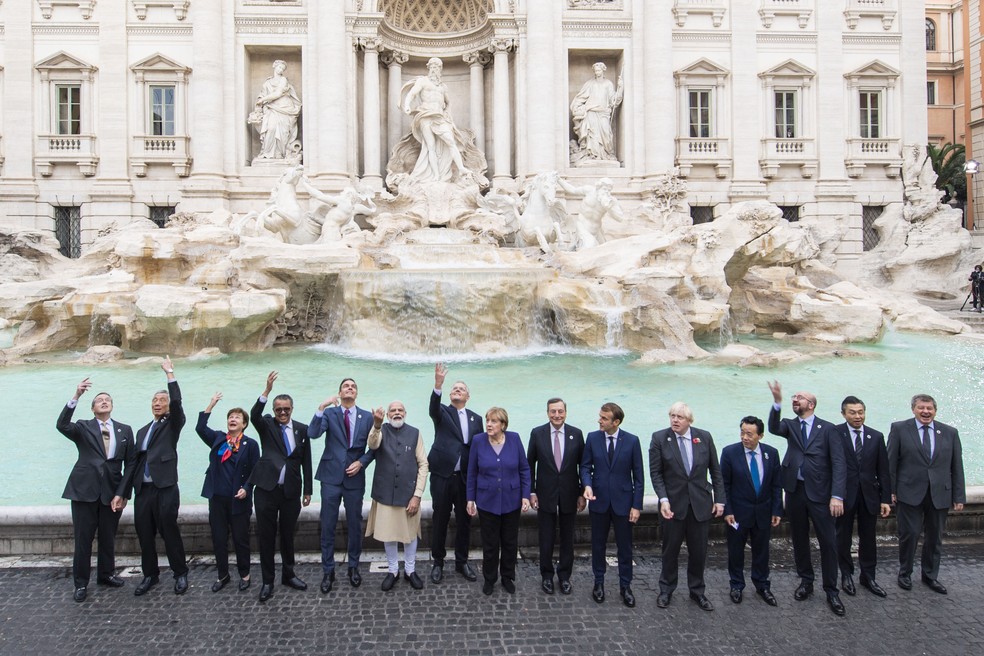 Líderes mundiais jogam moeda da sorte na Fontana de Trevi, na Itália. Foto: Divulgação/G20 Italy