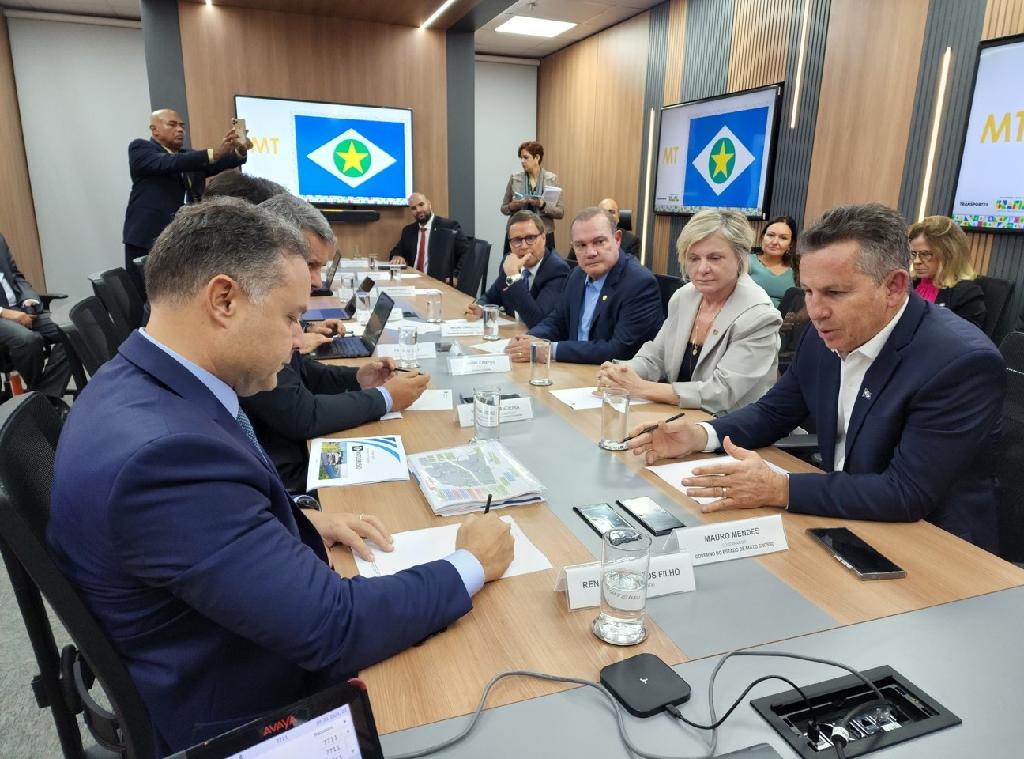 Governador Mauro Mendes reunido com ministro dos transportes