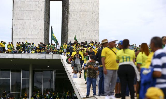 Manifestantes invadem Congresso, STF e Palácio do Planalto