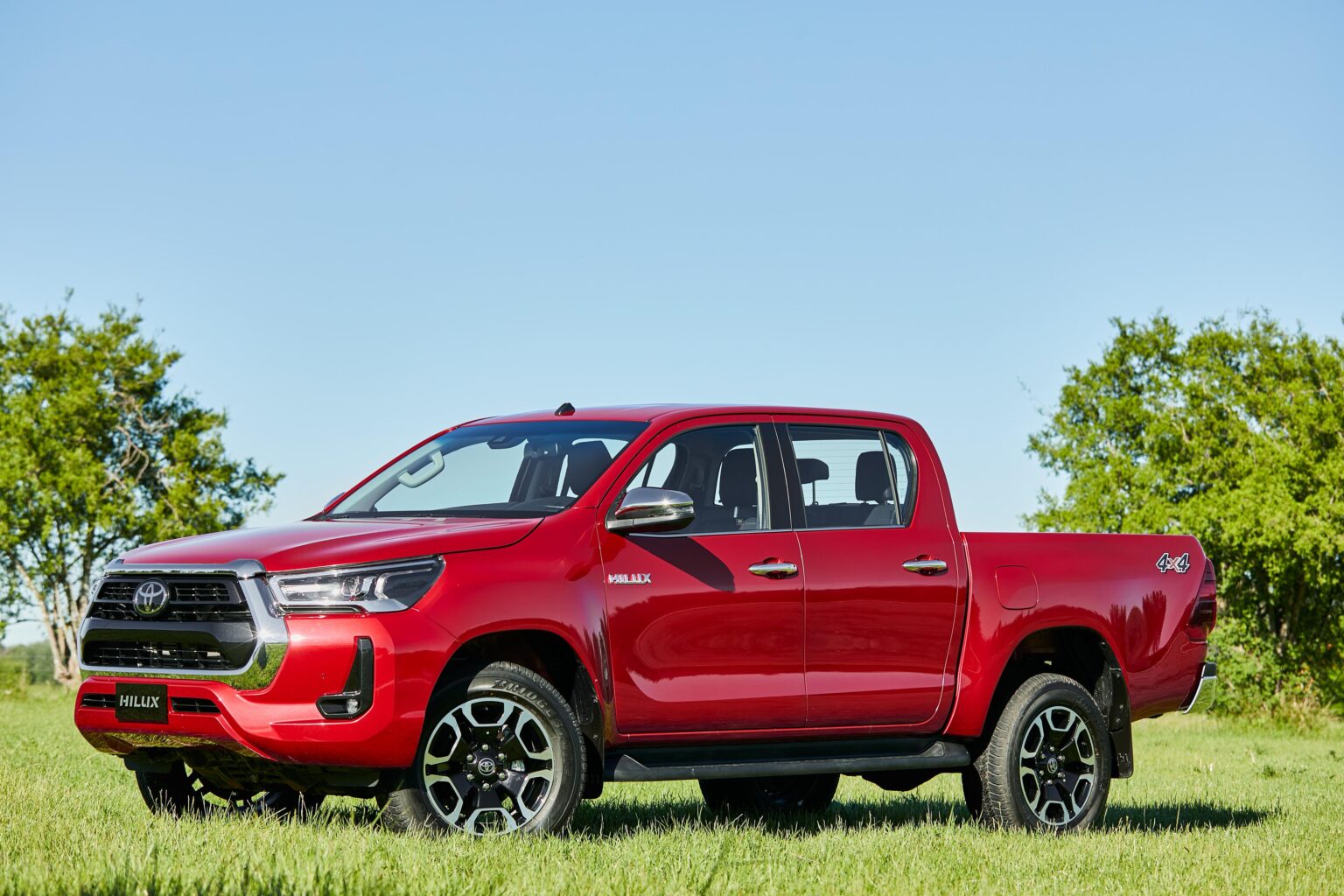Companheira ideal para encarar os desafios no campo: Nova Hilux 2021 está ainda mais potente e equipada