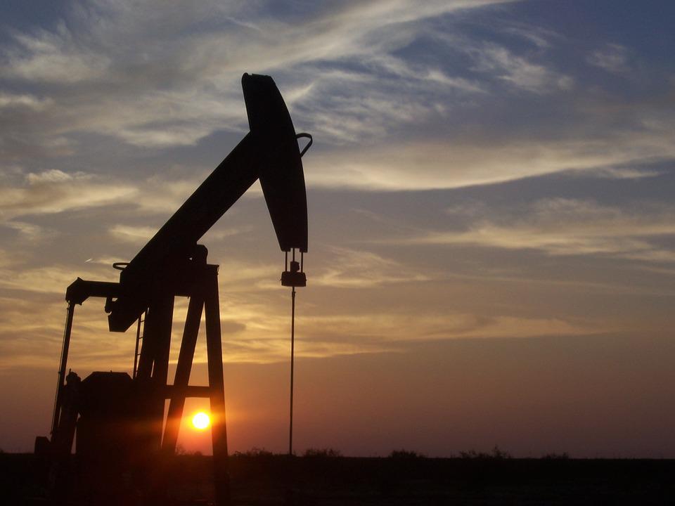Após ataque do Irã, petróleo despenca mais de 12% com anúncio de paz de Trump