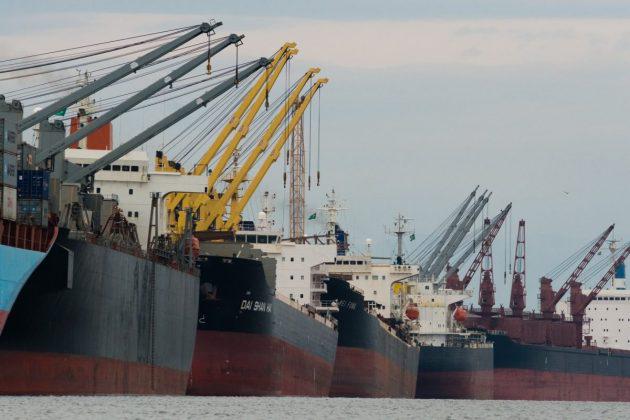 EUA e China ampliam guerra comercial e passam a cobrar novas taxas sobre embarcações