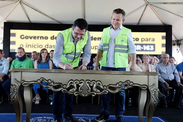 Presidente da Nova Rota do Oeste, Luciano Uchoa, e governador Mauro Mendes assinam ordem de serviço Foto Mayke Toscano Secom MT