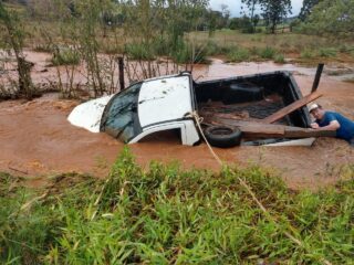 Possível tornado causa destruição em cidades de SC; veja fotos