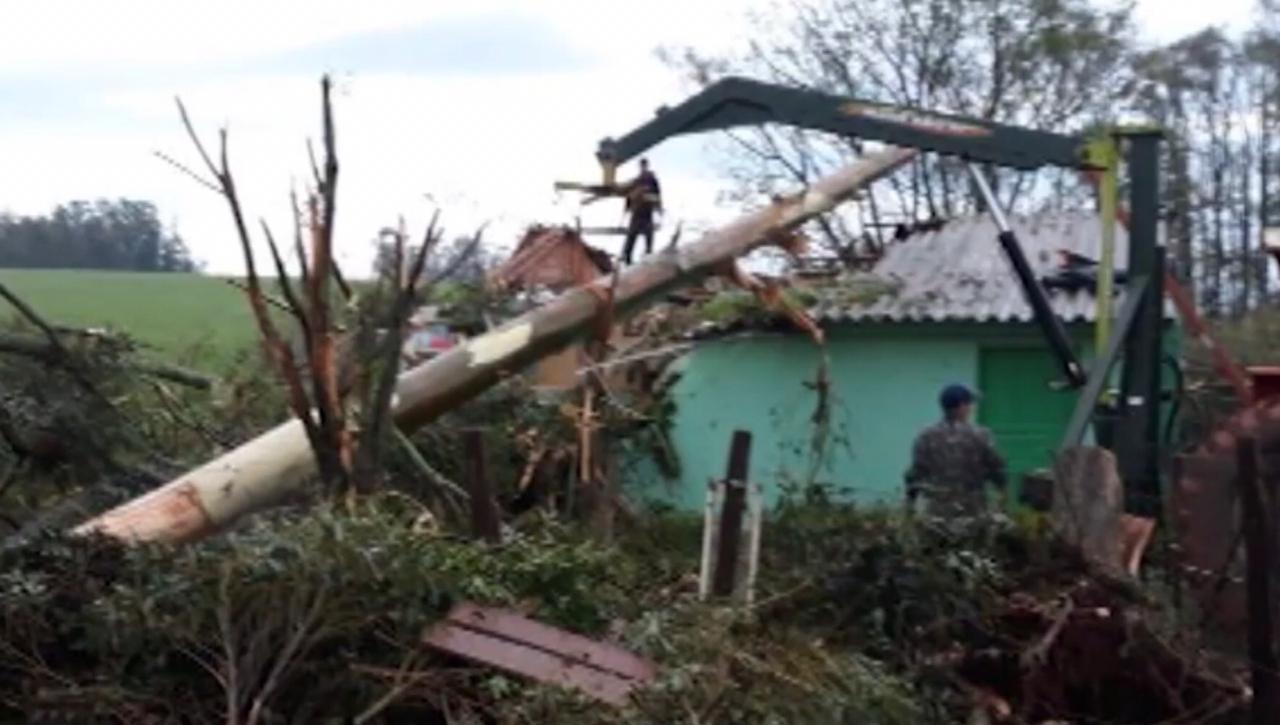 Temporais destelham casas e destroem galpões no Rio Grande do Sul