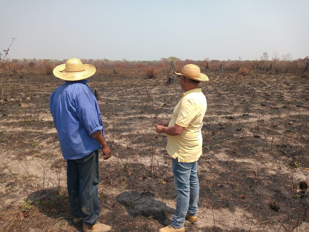 O pecuarista Arlindo Costa e o vaqueiro Márcio da Silva observam a destruição causada pelo fogo.