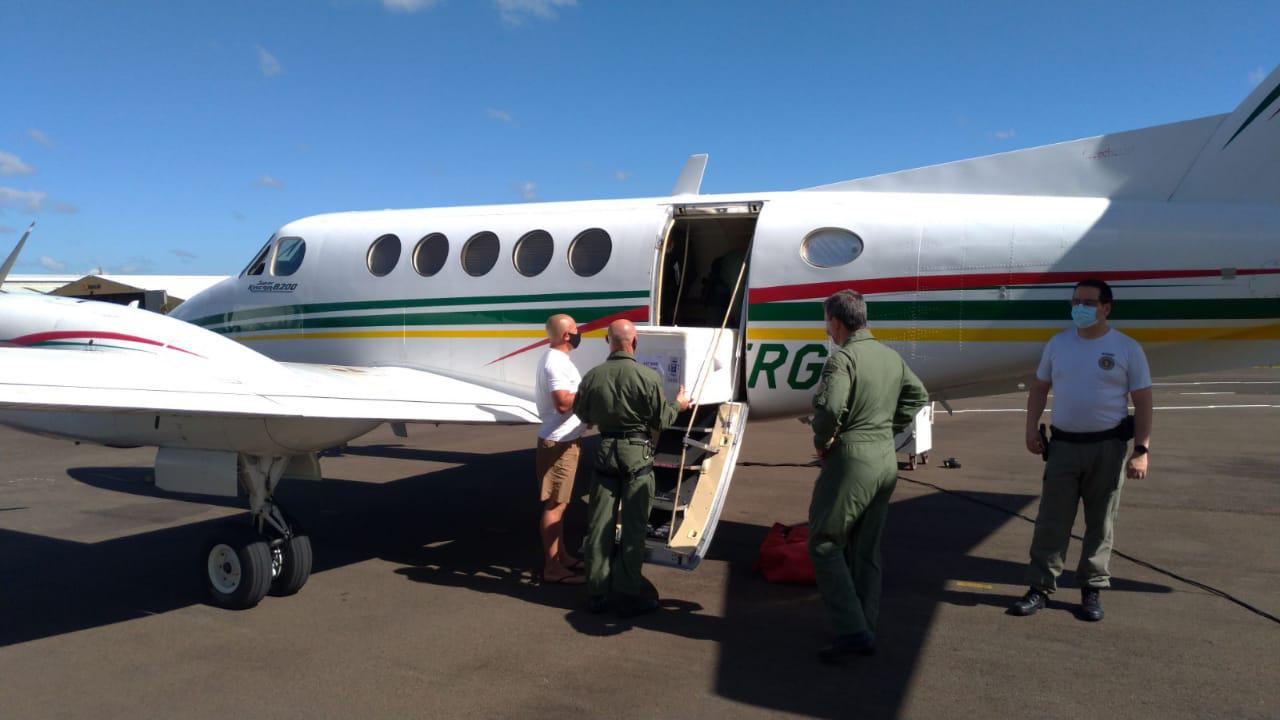 Avião é carregado com vacinas