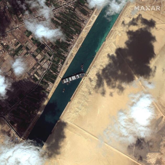 Imagem do navio Ever Given encalhado no Canal de Suez