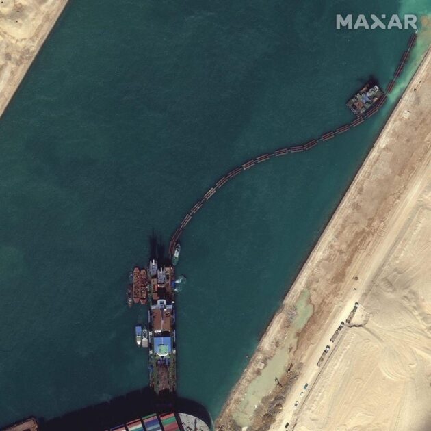 Imagem do navio Ever Given encalhado no Canal de Suez