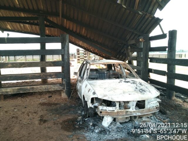 carro de funcionário foi incendiado pelos criminosos.