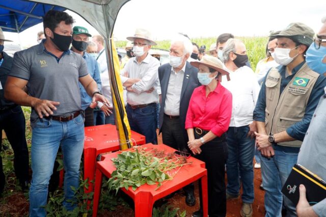 Em Lindoeste (PR), a ministra conversou com o produtor rural Vanderlei José de Campos Jr.