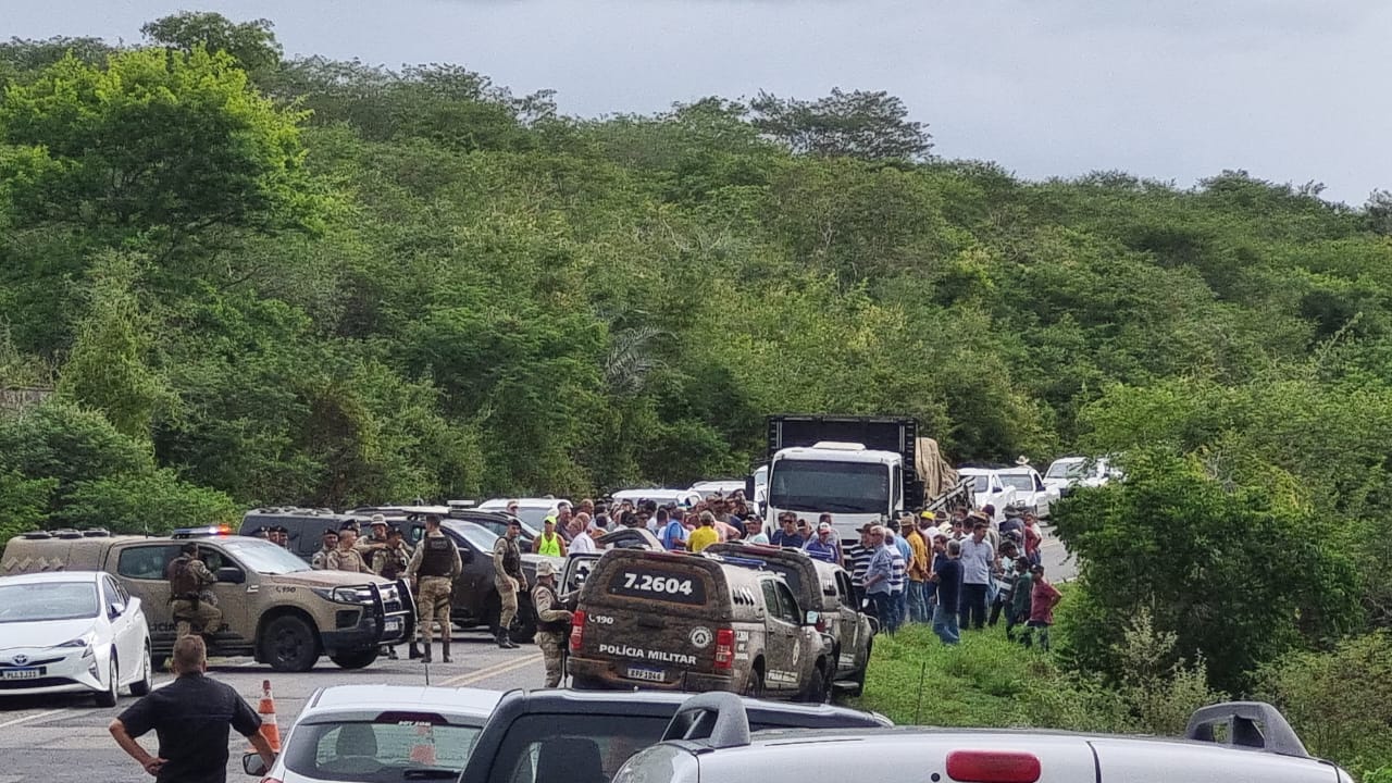 invasão de terras na Bahia, Polícia faz mediação entre MST e popula~]ap