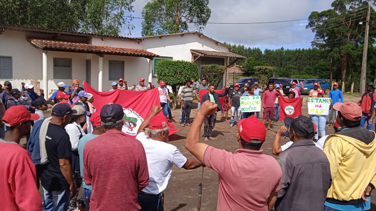 MST invade escritório de mineradora na Bahia