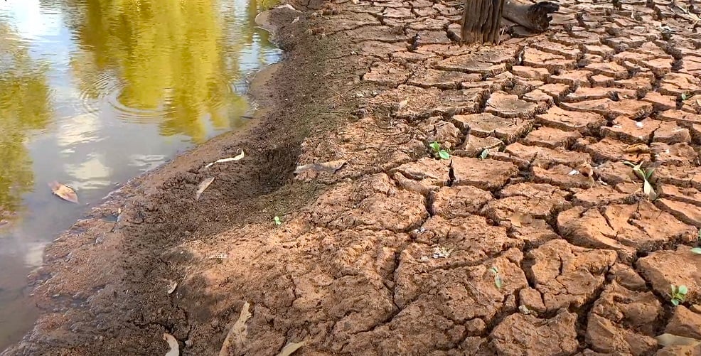 açude seco em função de estiagem no Rio Grande do Sul