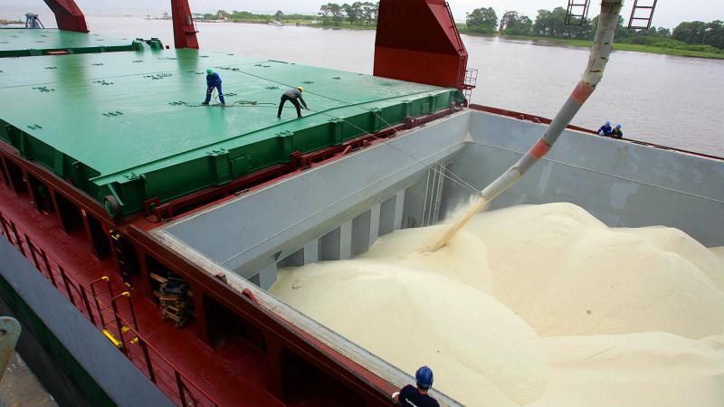 navio sendo abastecido com arroz para exportação, contêineres
