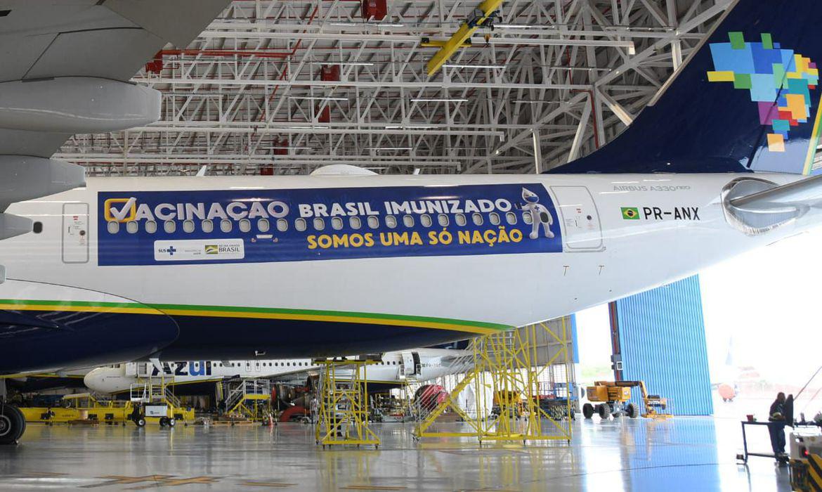 avião estacionado com adesivo pela vacina no Brasil