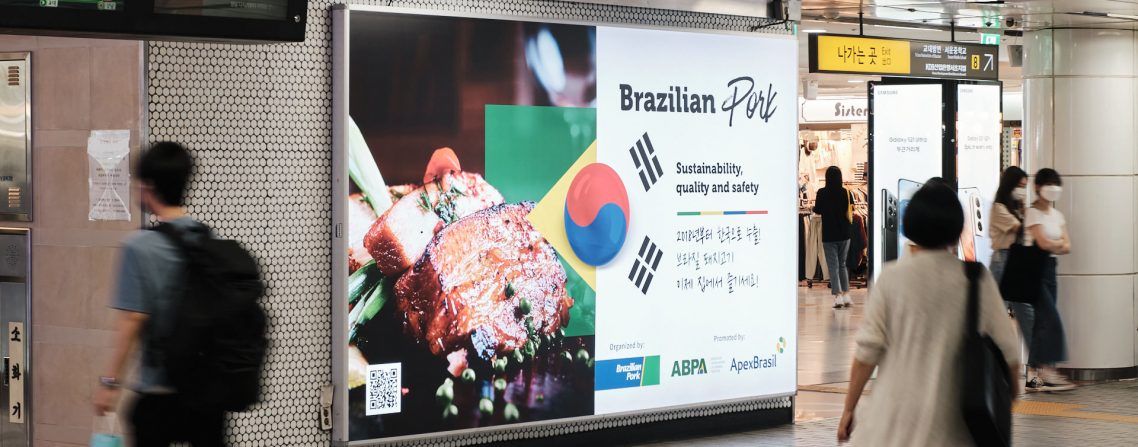 Propagando de carne suína no metrô sul-coreano/Foto: ABPA/Divulgação