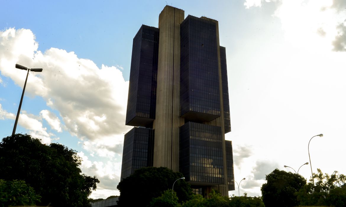 Mercado prevê inflação e dólar menores em 2025