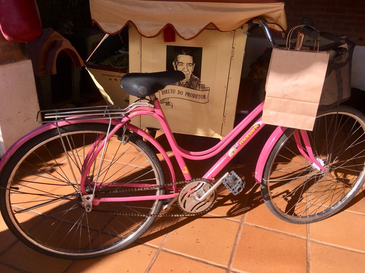bicicleta rosa, delivery, café