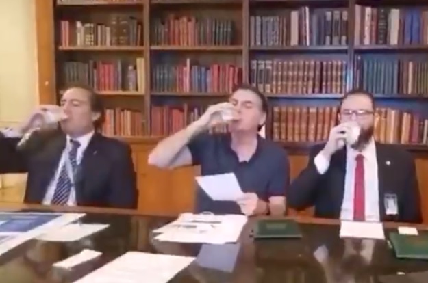 Jair Bolsonaro brinda com leite