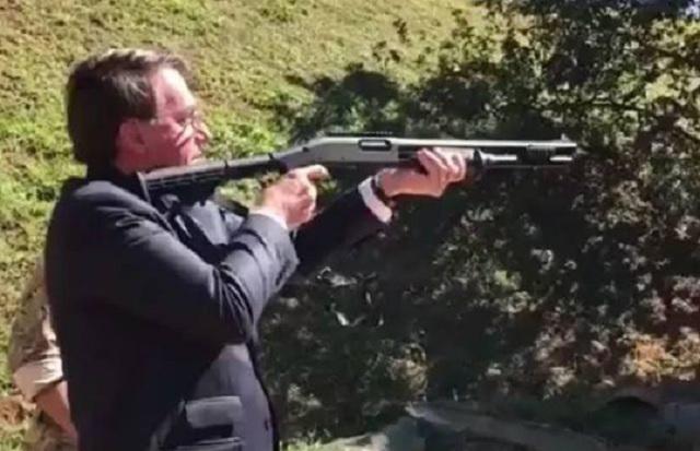 Jair Bolsonaro aponta arma