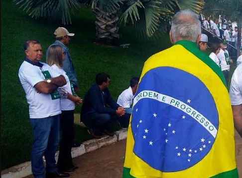 Produtor se cobre com bandeira do Brasil durante protesto em Cuiabá (MT) - Foto: Pedro Silvestre/Canal Rural