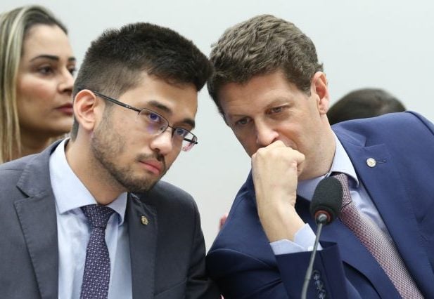 Ricardo Salles (à dir.), relator, conversa com Kim Kataguiri durante da CPI
