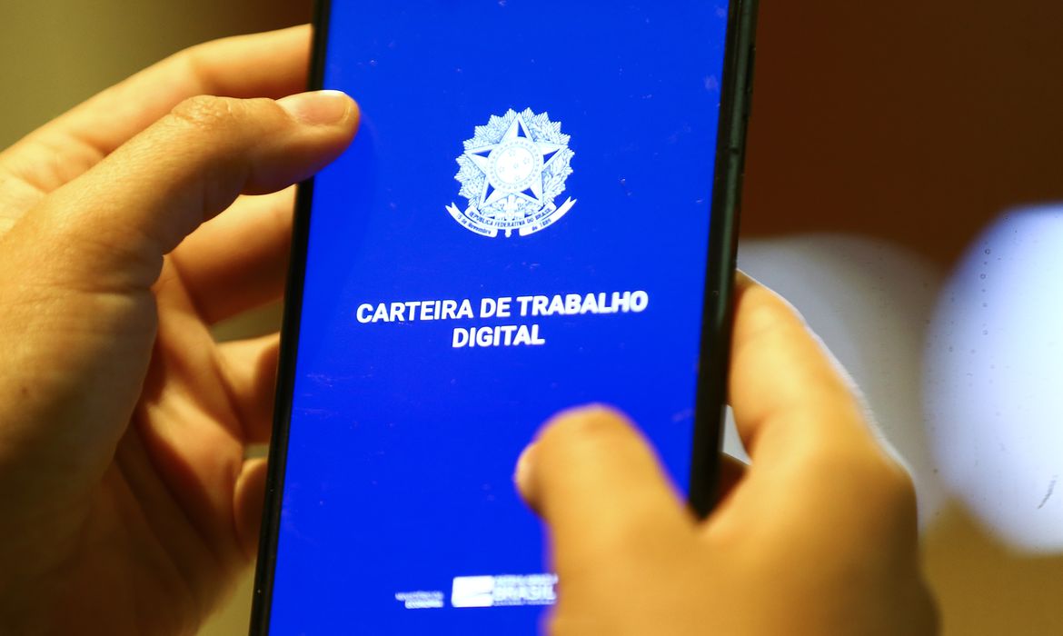 Brasil cria 147 mil empregos em agosto, menos que em 2024
