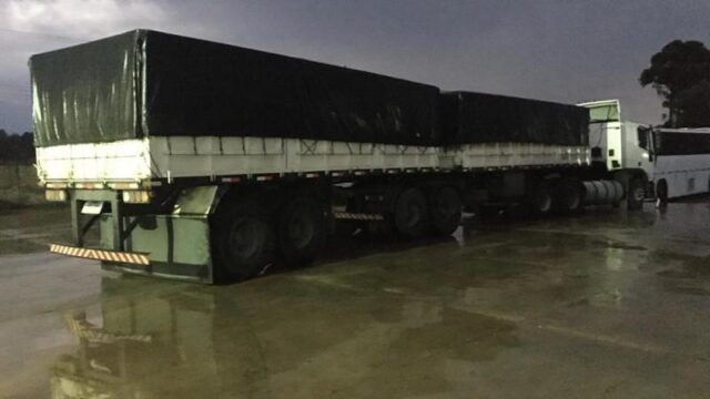 caminhão usado por quadrilha para desviar carga de arroz