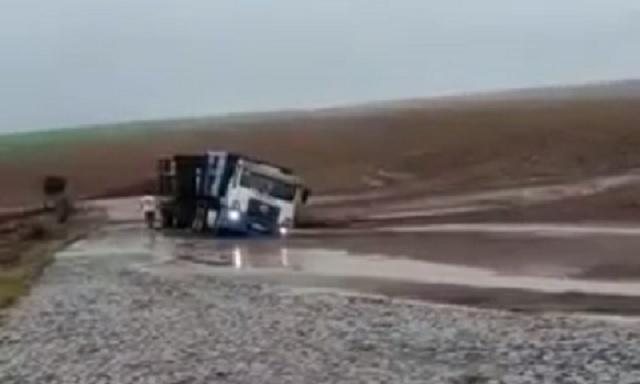 No PR, caminhões tombam em estrada rural após forte chuva; veja o vídeo