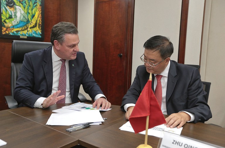 Ministro da Agricultura, Carlos Fávaro, e Embaixador da República Popular da China no Brasil, Zhu Qingqiao