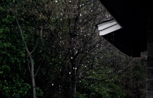 Frente fria se desloca, mas deixa pancadas fortes de chuva; veja previsão de hoje