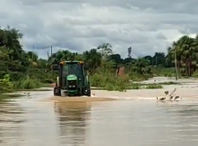 chuva em Rondônia prova transbordamento de rio