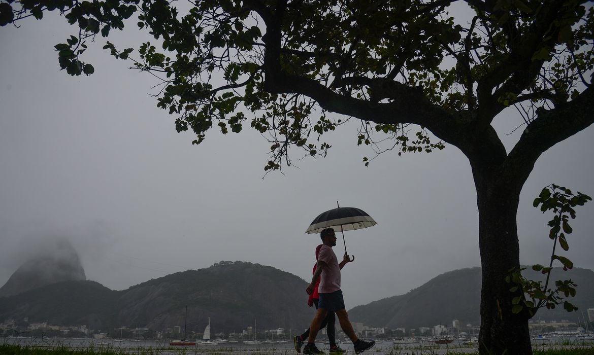Pancadas fortes de chuva e umidade do ar a 20%: início da semana tem de tudo!