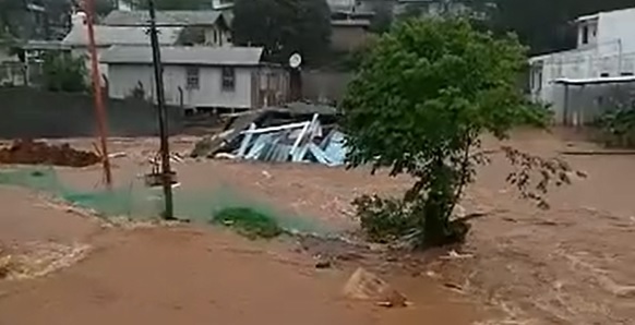 chuvas - paraná - francisco beltrão - casa arrastada
