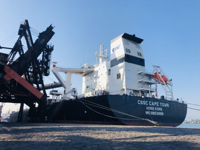 Navio Cape Town, ancorado no Terminal de Santos da Copersucar para embarque