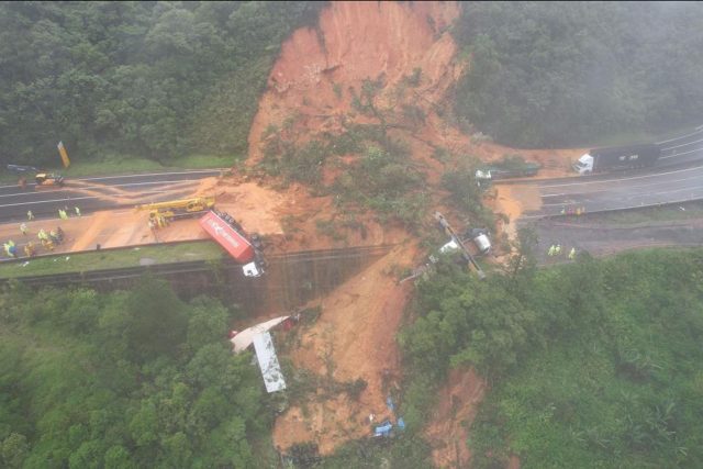deslizamento de terra na br-376 - paraná - rodovia bloqueada - mortes - 2